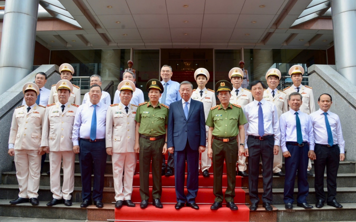 Tổng Bí thư, Chủ tịch nước Tô Lâm chụp hình cùng các đại biểu. Ảnh: Văn Hiếu/VOV