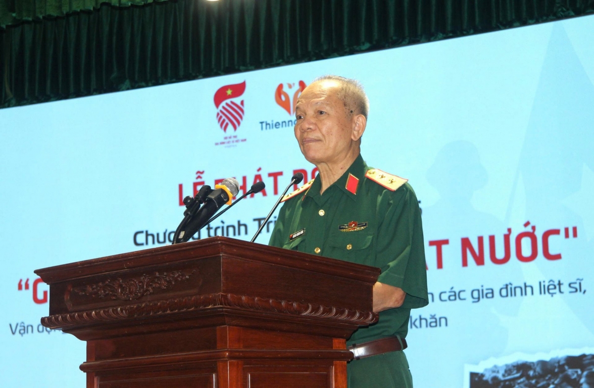 Lieutenant General Hoang Khanh Hung, President of the Vietnam Association for Supporting Martyrs' Families, launches the program (Photo: Ha Nam/ VOV1)