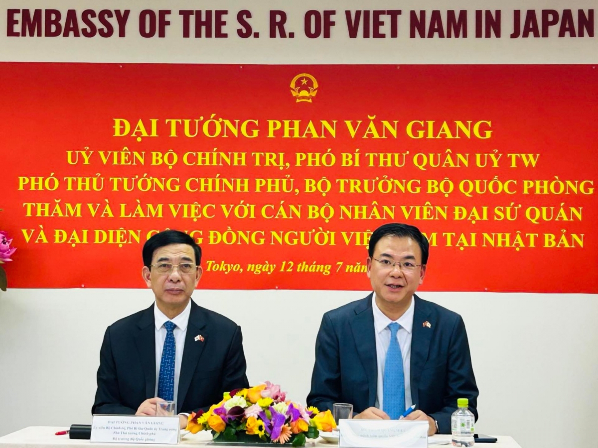 General Phan Van Giang and Ambassador Pham Quang Hieu at a meeting with embassy staff and representatives of the Vietnamese community in Japan. Photo: VOV-Tokyo