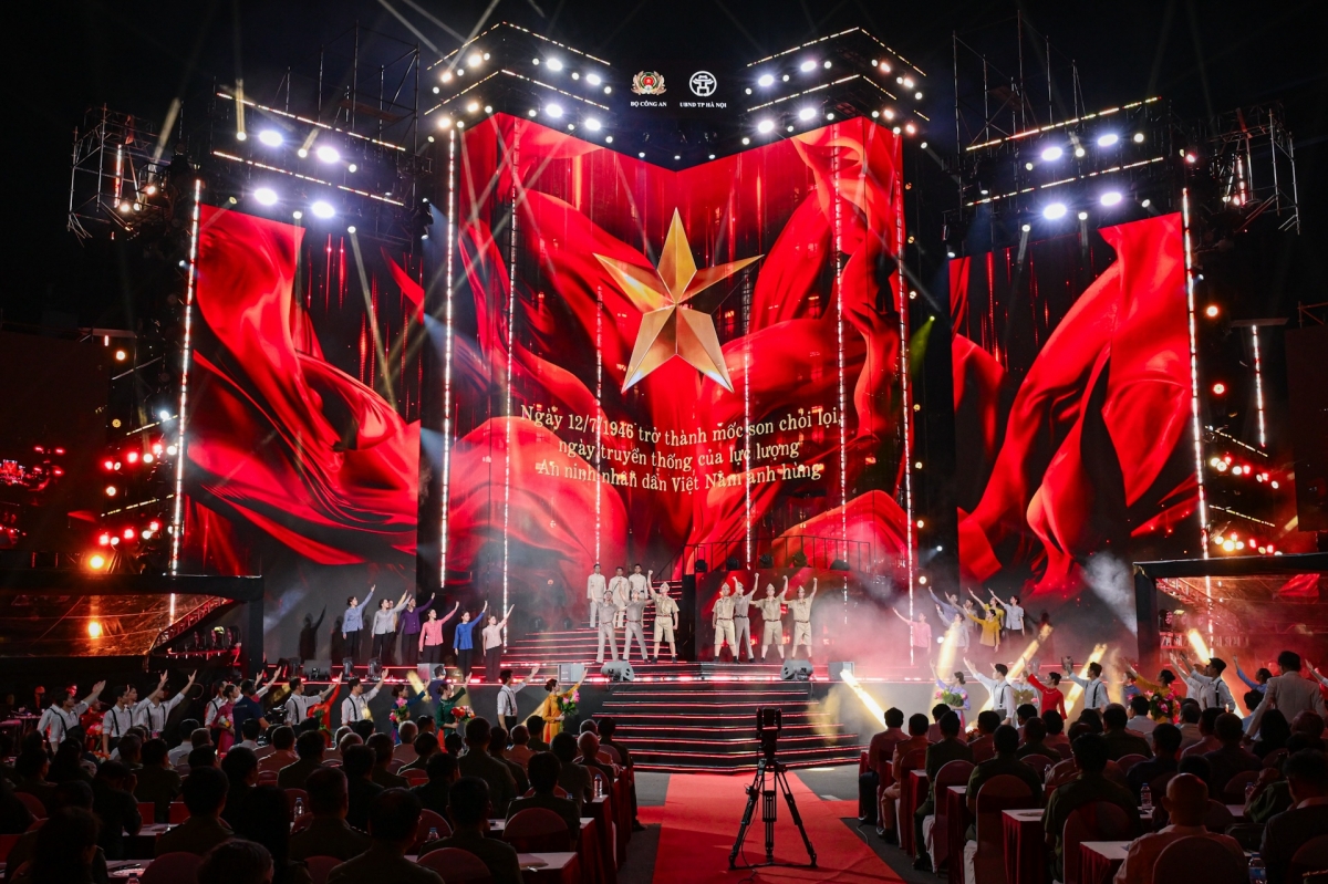 The program showcases a seamless blend of distinctive art forms. Photo: Do ​​Minh/VOV1