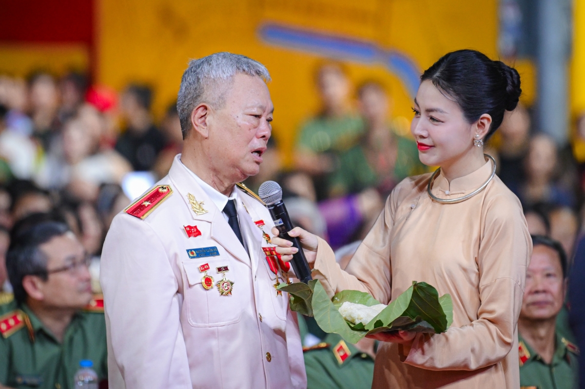 Major General, Hero of the People's Armed Forces Nguyen Xuan Ha talking during the program. Photo: Do ​​Minh/VOV1