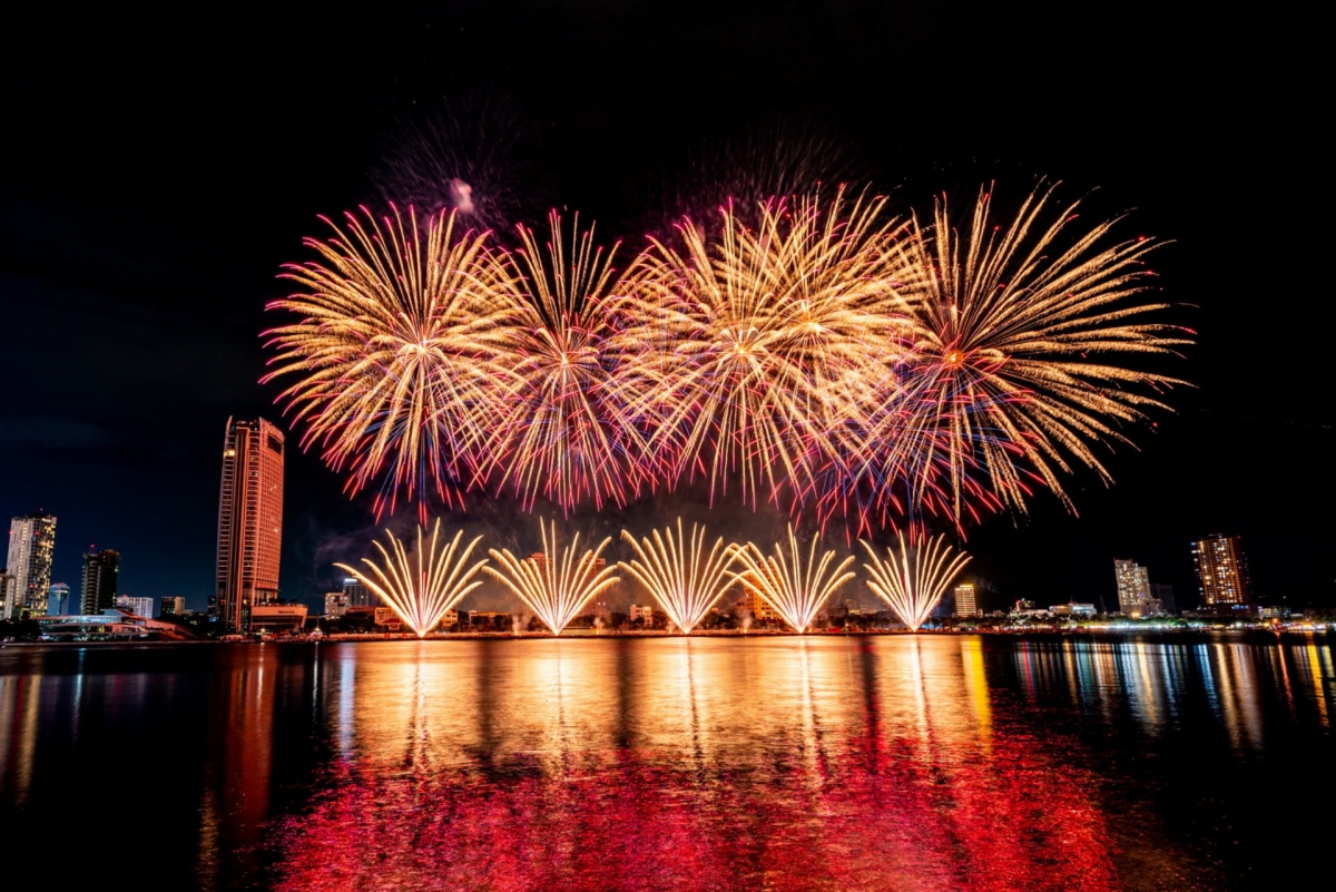 The Da Nang International Fireworks Festival was selected by the world's leading travel magazine, Travel + Leisure, as one of the top 9 most worthwhile festivals to experience on the planet. (Photo: Dinh Thieu/VOV-Central Vietnam)