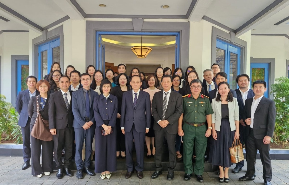 Menlu Le Hoai Trung berfoto dengan para pejabat Kedubes Vietnam di Indonesia serta para pejabat Vietnam yang bertugas di Badan Sekretariat ASEAN (Foto: Pham Ha/VOV di Indonesia)