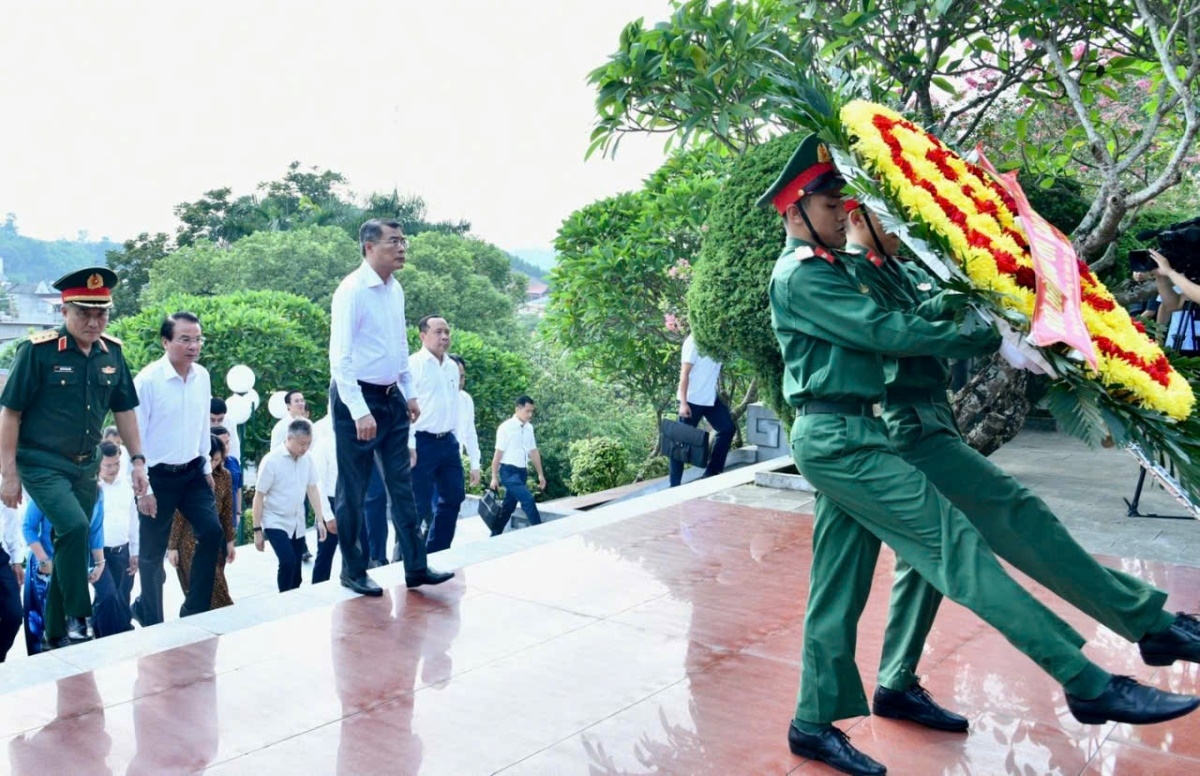 El primer ministro Le Minh Hung, junto con los integrantes de la delegación gubernamental, deposita una ofrenda de incienso en memoria de los héroes y mártires en el Cementerio Central de los Mártires de la provincia de Lao Cai. Foto: Lai Hoa/VOV