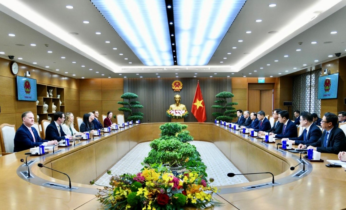 El encuentro entre el primer ministro Le Minh Hung y la embajadora de Estados Unidos en Vietnam, Jennifer Wicks. Foto: Lai Hoa/VOV