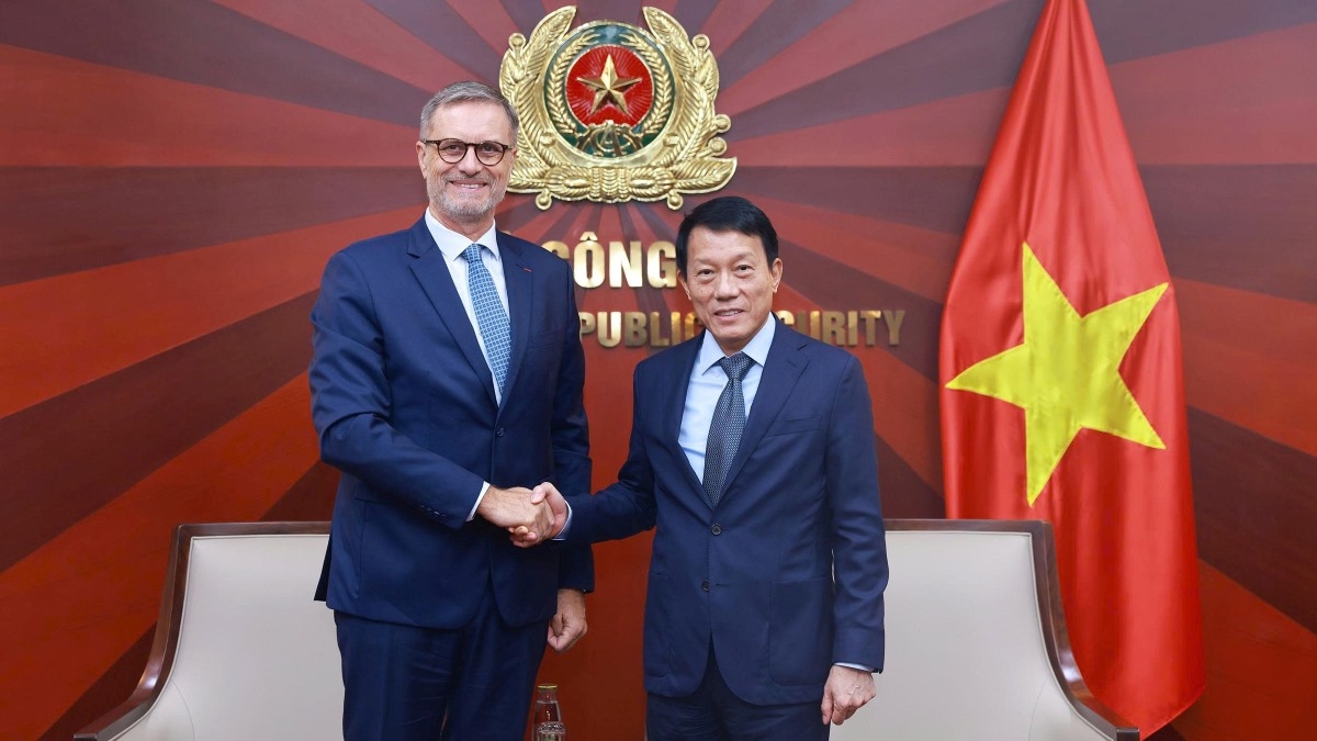  Đại tướng Lương Tam Quang, Bộ trưởng Bộ Công an và ông Olivier Brochet, Đại sứ Cộng hòa Pháp tại Việt Nam. Ảnh: Việt Cường/VOV