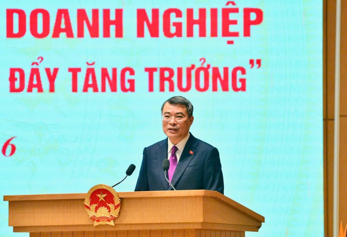 El primer ministro Le Minh Hung pronuncia un discurso durante la reunión. Foto: Lai Hoa/VOV