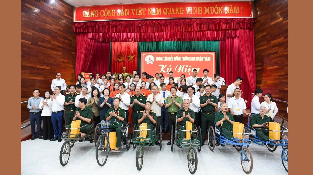 Party General Secretary and State President To Lam and delegates visit wounded, sick soldiers at the Thuan Thanh Invalids Nursing Centre. (Photo: Van Hieu/VOV)