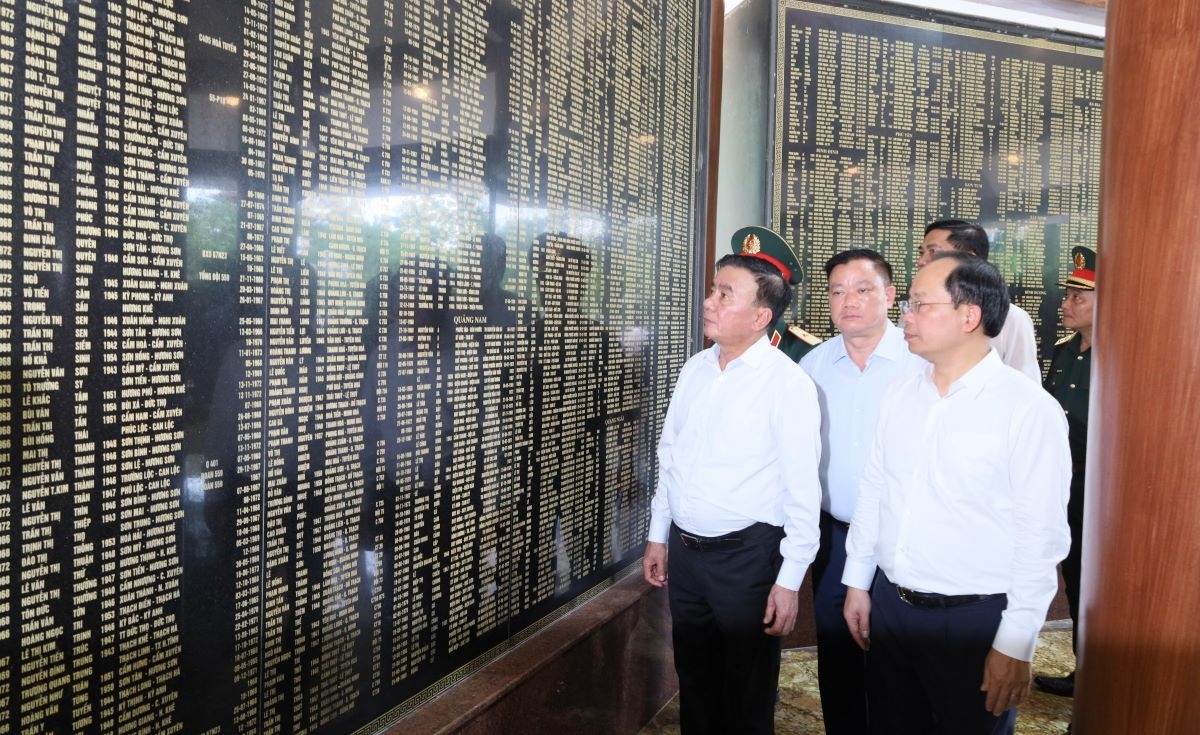 Ông Trần Cẩm Tú, Thường trực Ban Bí thư và các đại biểu thăm Nhà tưởng niệm thanh niên xung phong toàn quốc tại khu di tích Ngã ba Đồng Lộc. Ảnh: Văn Ân/VOV