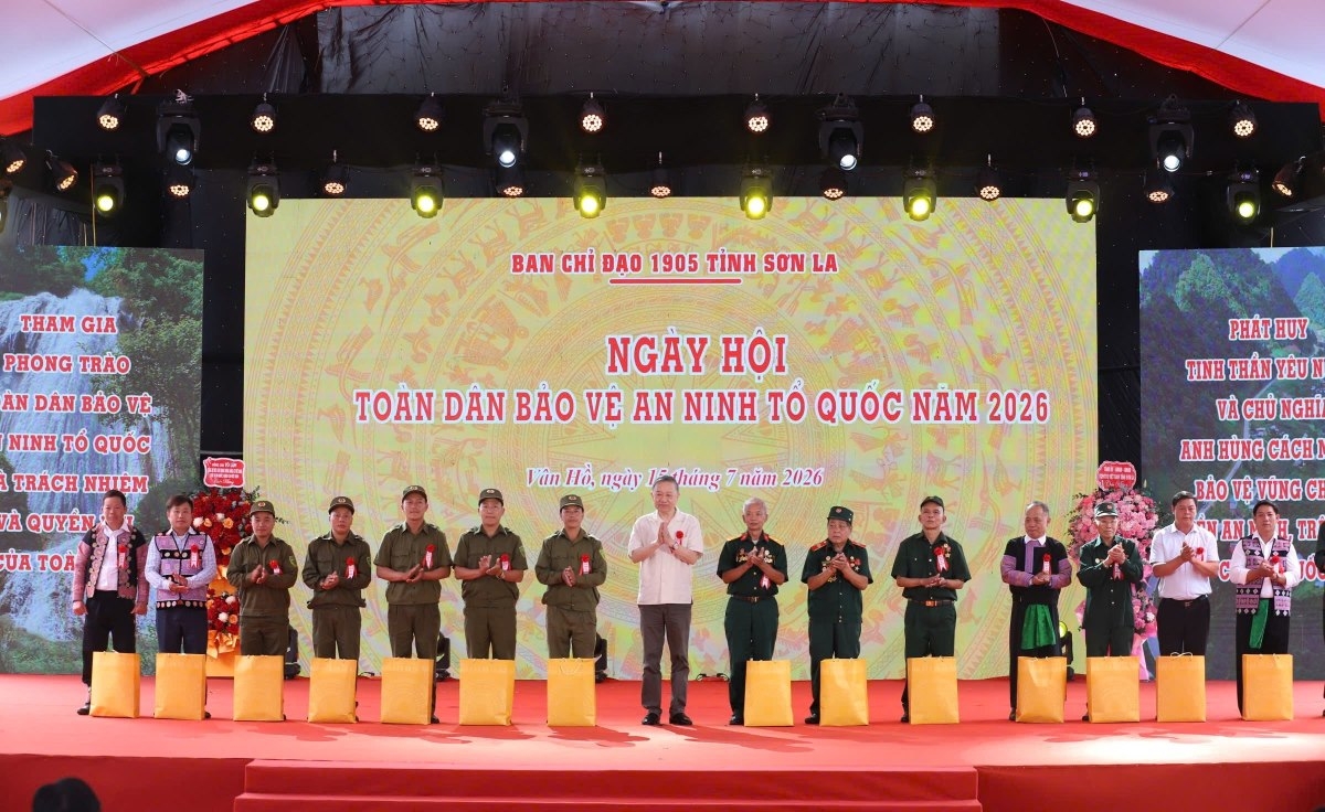 Sekjen sekaligus Presiden To Lam memberikan bingkisan kepada berbagai organisasi dan individu berprestasi, keluarga penerima kebijakan prioritas, serta rumah tangga yang mengalami kesulitan.. Foto: VOV