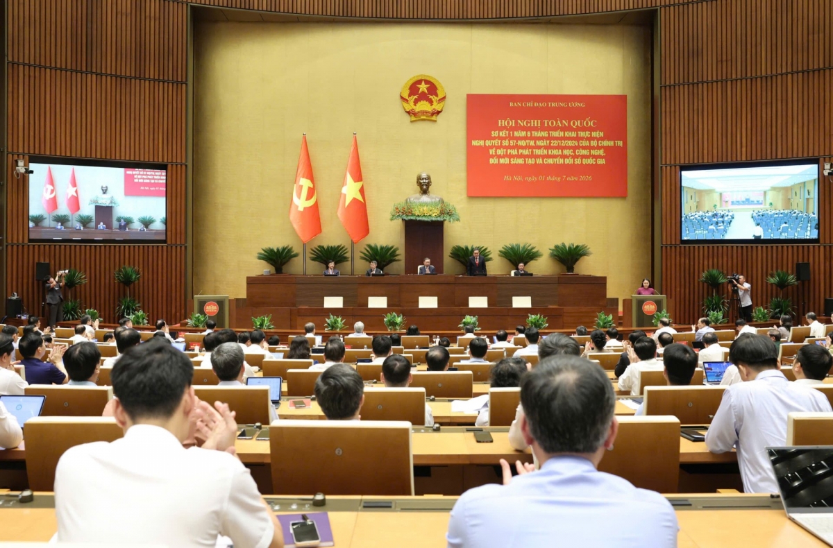 Konferensi evaluasi satu tahun implementasi model pemerintahan tiga tingkat pada 1 Juli 2026 (Foto: Van Hieu/VOV)