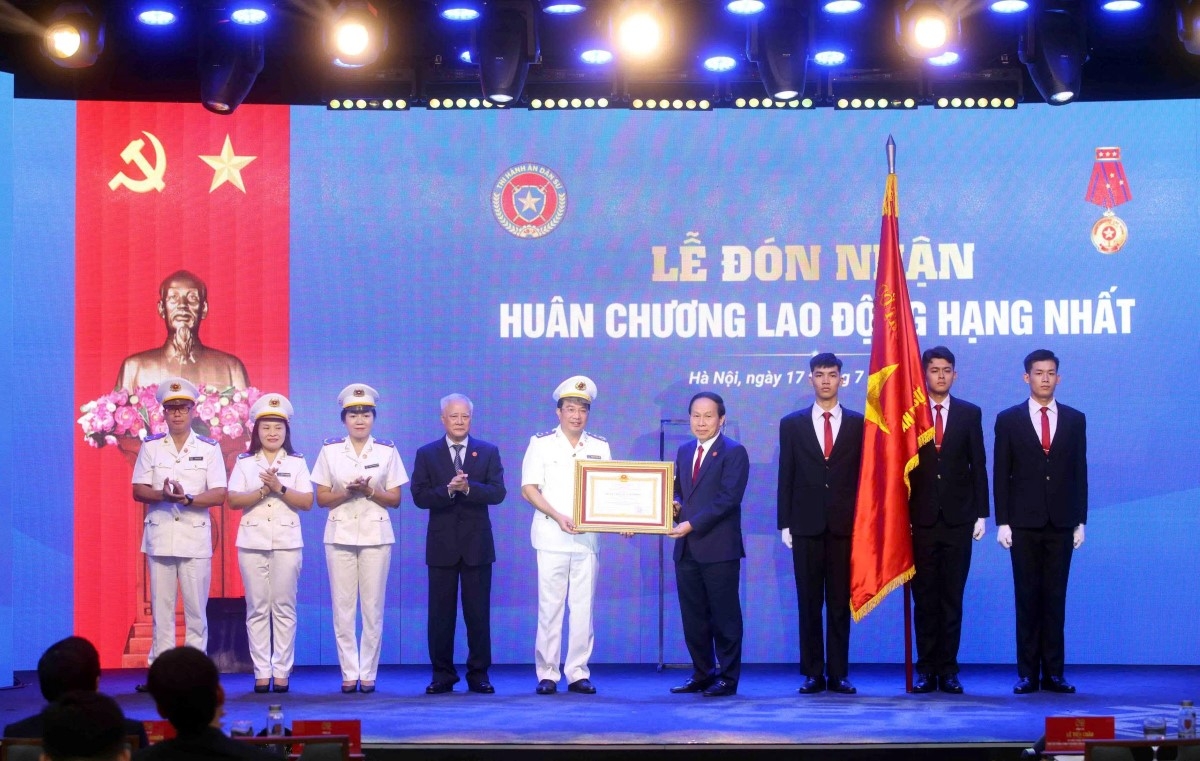 Thay mặt lãnh đạo Đảng, Nhà nước, Phó Thủ tướng Lê Tiến Châu trao Huân chương Lao động hạng Nhất cho Cục Quản lý Thi hành án dân sự, Bộ Tư pháp. Ảnh: Vân Hồng/VOV