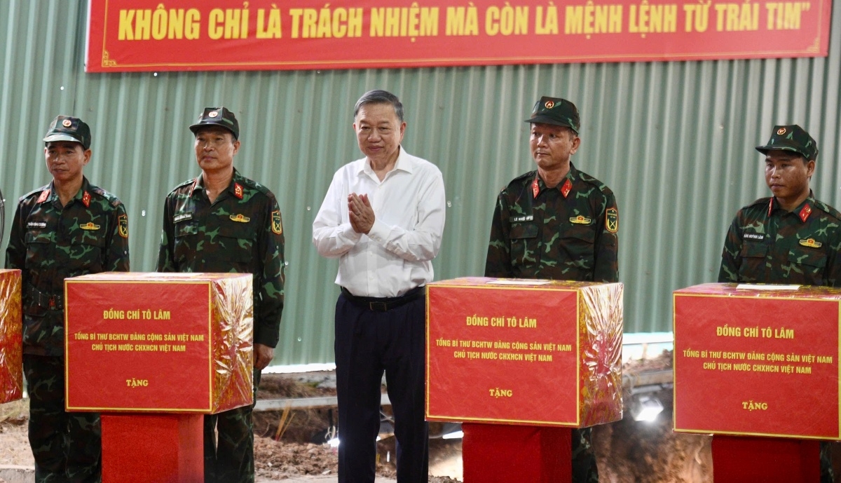 El secretario general del Partido Comunista y presidente de Vietnam, To Lam, visita y entrega obsequios a las fuerzas que trabajan día y noche en la búsqueda y recuperación de los restos de soldados caídos en el parque Le Thi Rieng. Foto: Van Hieu/VOV