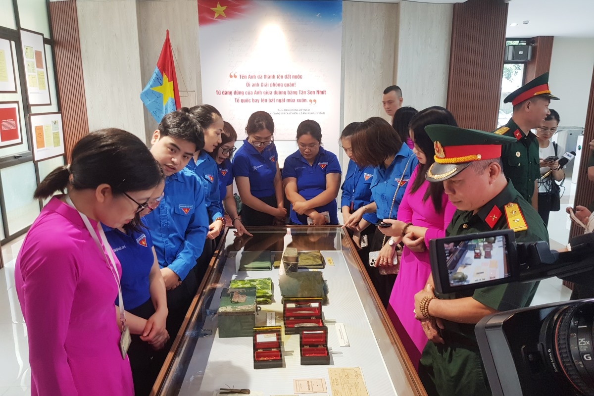 ແຂກ ແລະ ຜູ້​ແທນ​ຢ້ຽມ​ຢາມ​ງານ​ວາງ​ສະ​ແດງ (ພາບ: ງອກ​ແອັງ)