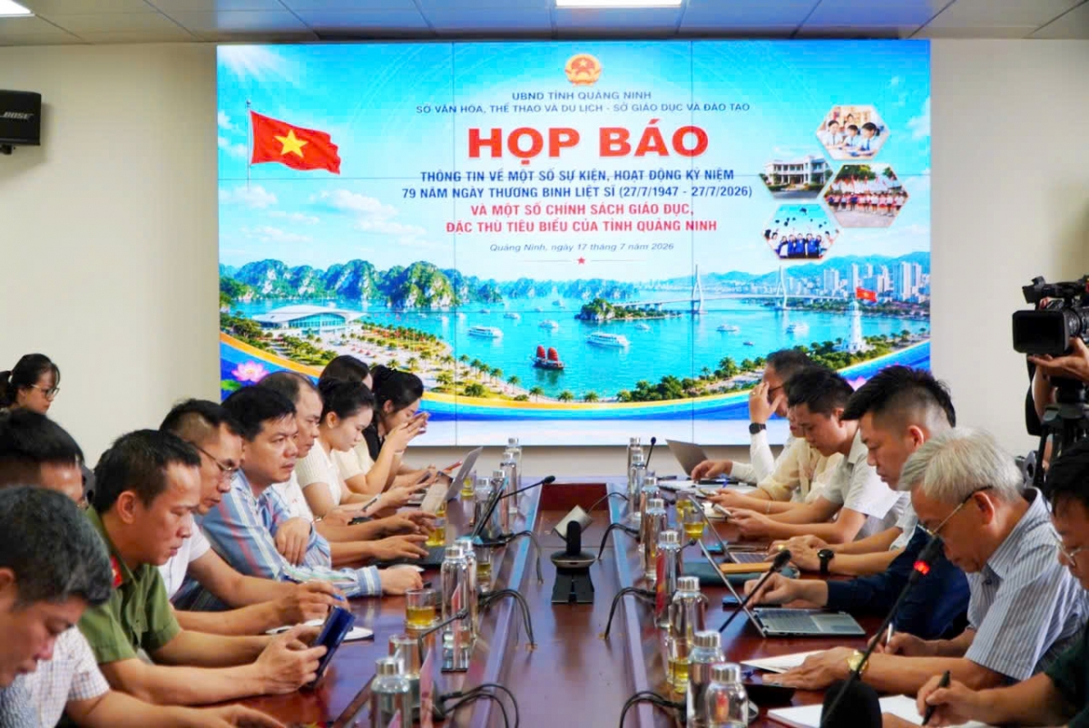 특별 예술공연 '영원한 20살'은 2026년 7월 24일 오후 8시 10분, 꽝닌성 하롱동 30/10 광장에서 개최될 예정이며, 약 4만 명이 참석할 것으로 예상된다. 
