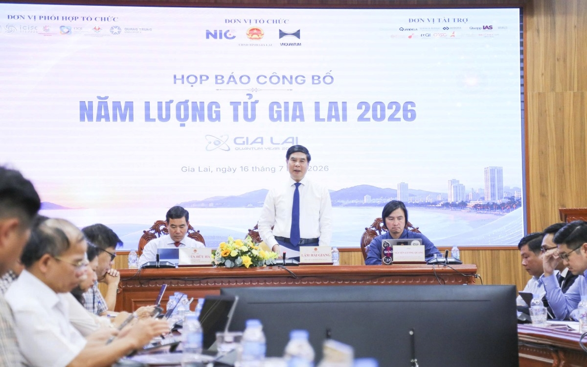 Lam Hai Giang, Vice Chairman of the Gia Lai Provincial People's Committee, speaks at a press conference on the Gia Lai Quantum Year 2026. Photo: Hoang Qui/VOV