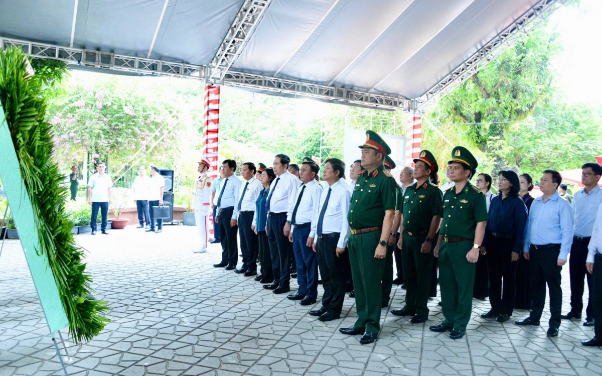 Chủ tịch Quốc hội Trần Thanh Mẫn dâng hoa, dâng hương tại Tượng đài cố Tổng Bí thư Trần Phú. Ảnh: Lê Tuyết/VOV