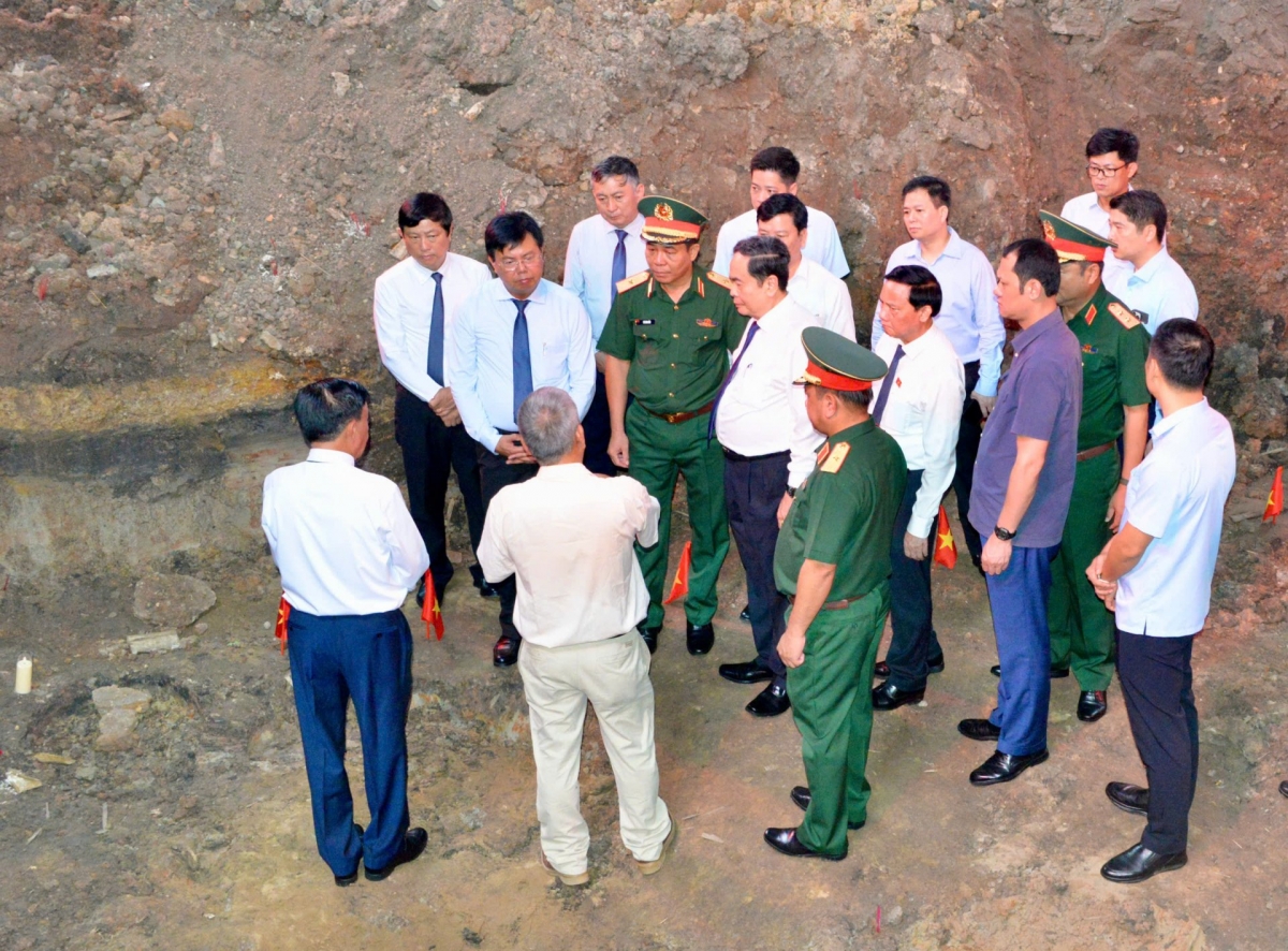 Ketua MN Tran Thanh Man menyemangati pasukan-pasukan peserta pencarian dan pengumpul kerangka martir di Taman Le Thi Rieng (Kota Ho Chi Minh) (Foto: Le Tuyet/VOV)