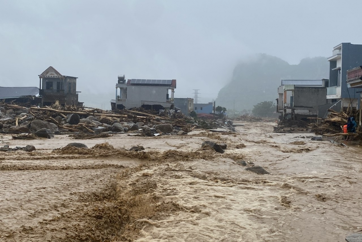 ฝนตกหนักและต่อเนื่องในจังหวัดเขตเขาภาคเหนือได้สร้างความเสียหายอย่างรุนแรงต่อทั้งชีวิตและทรัพย์สิน