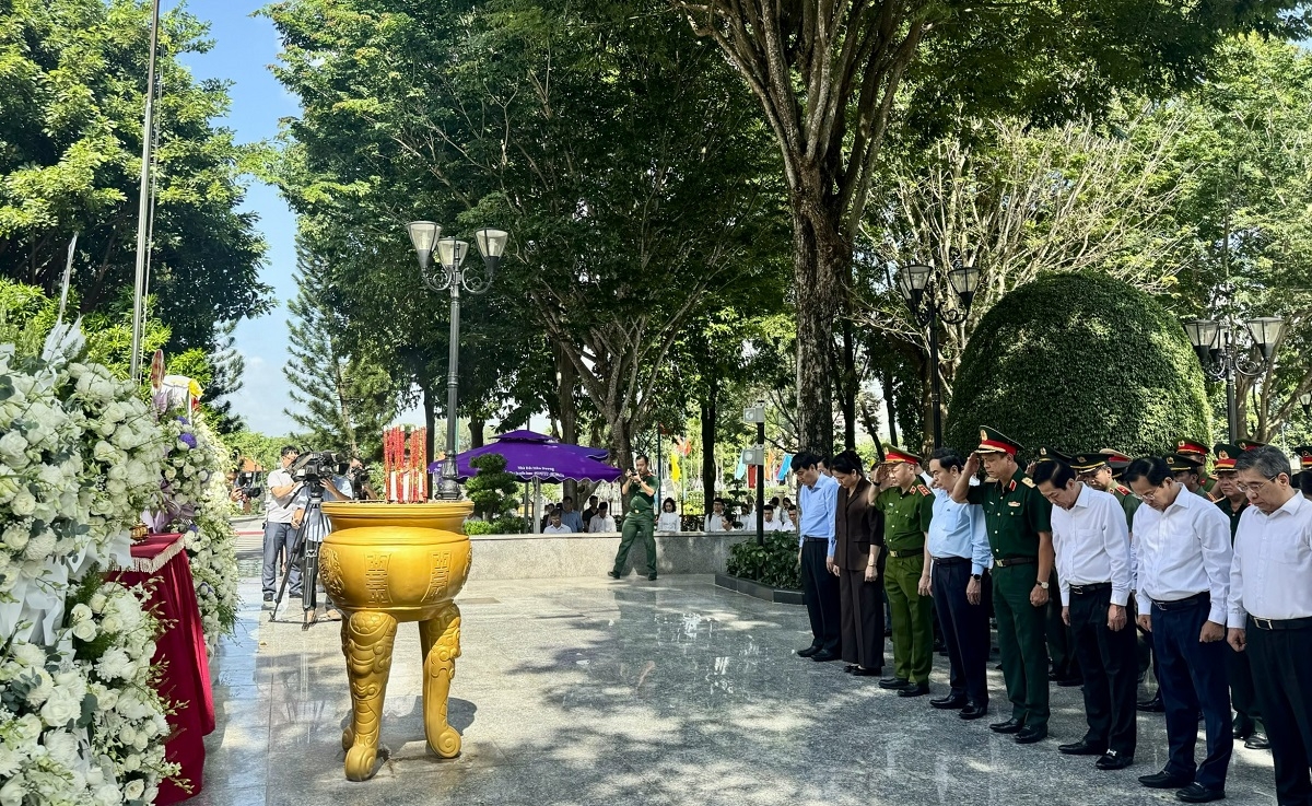 National Assembly Chairman Tran Thanh Man and delegates offer incense and flowers at the Monument Park and Memorial House of Heroic Martyr Vo Thi Sau. Photo: Le Tuyet/VOV