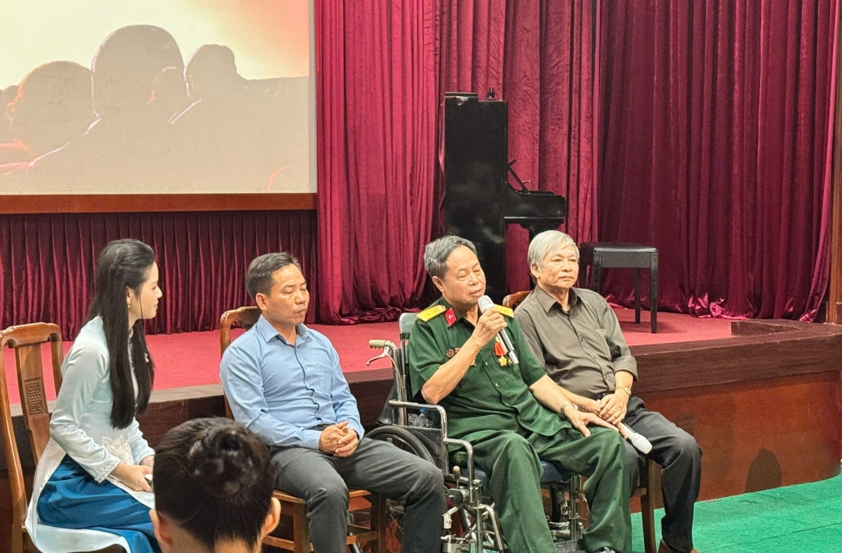 Pham Hong Tu, one of the documentary's featured participants, shares his thoughts after the screening. (Photo: VOV)