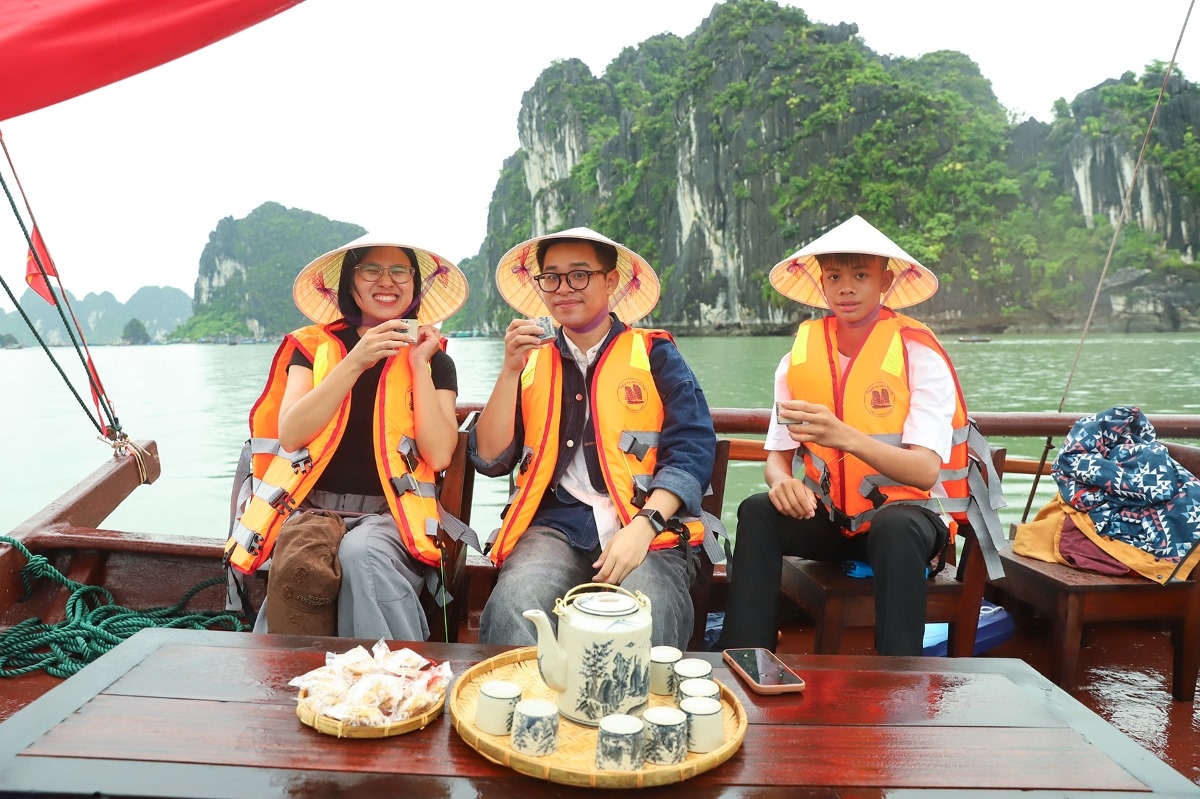 Du khách trải nghiệm thuyền ba vách ngắm cảnh ven bờ vịnh Hạ Long, hải trình có thời lượng 60 phút. Ảnh: Trường Giang/VOV-Đông Bắc