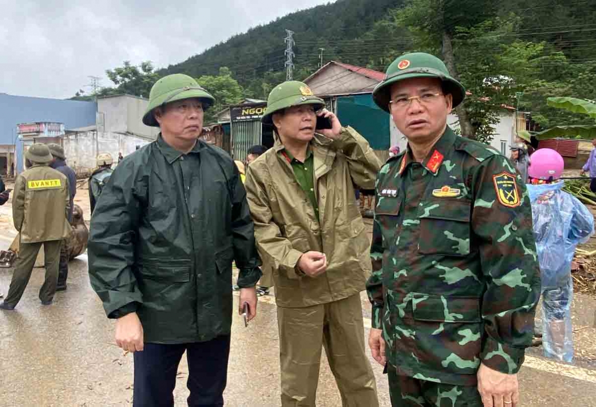 Ha Quang Trung (first from left) and leaders of provincial departments and agencies, inspect disaster recovery efforts in Muong Than Commune (Photo: Khac Kien/ VOV correspondent in the Northwest region)