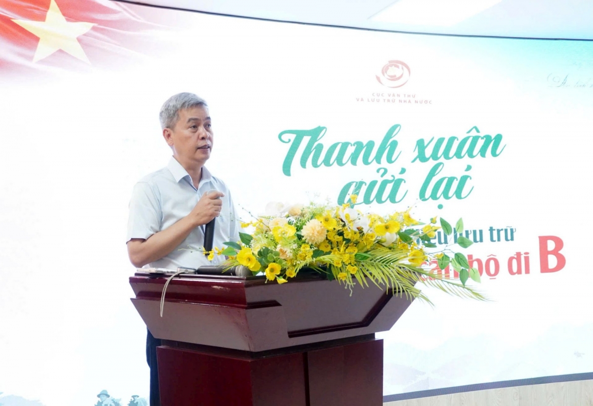 Mr. Dang Thanh Tung, Director of the State Archives and Records Department, delivers the opening speech at the exhibition of archival documents and memorabilia "Youth Left Behind". (Photo: Ha Nam/VOV1)