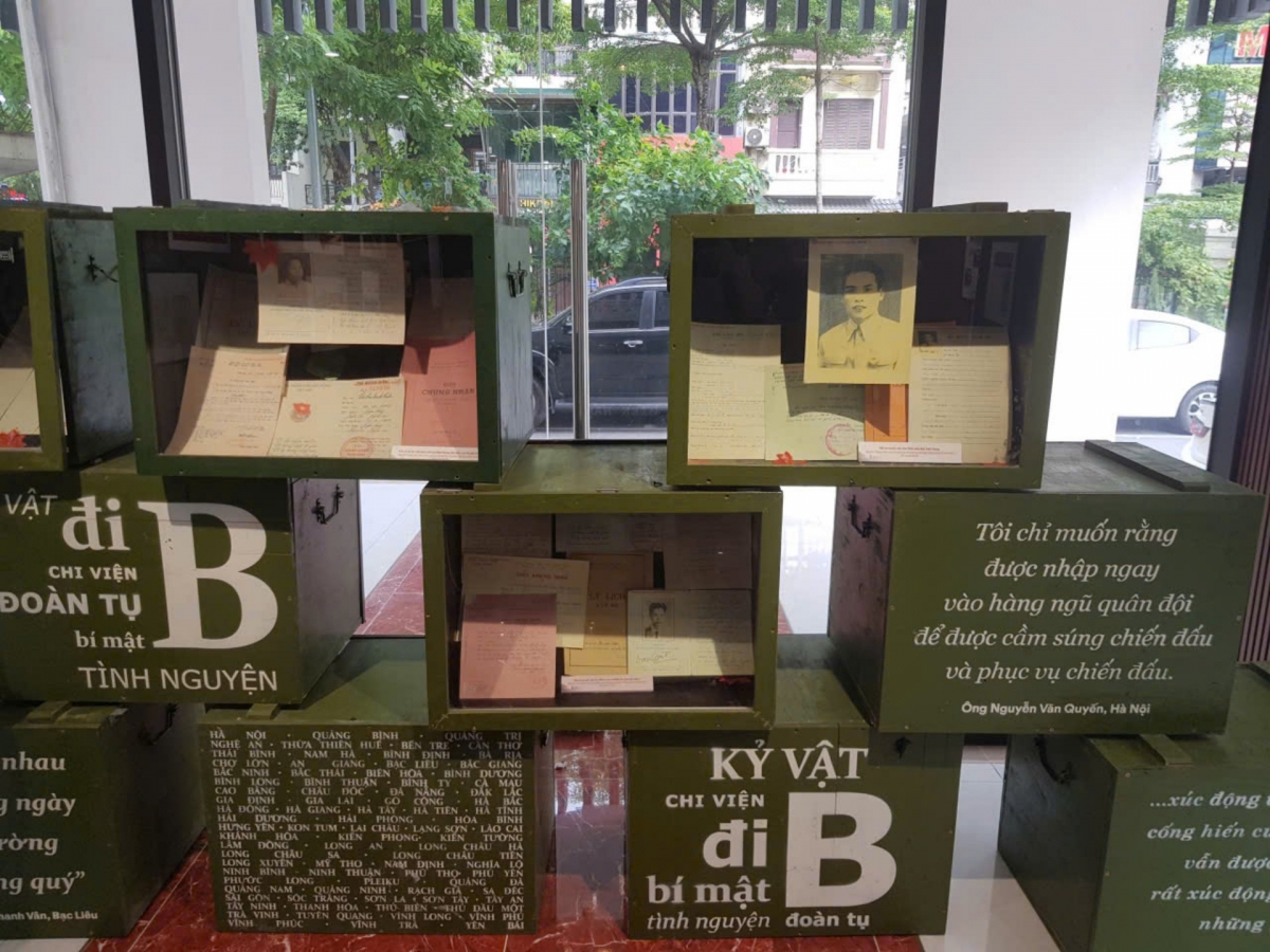Những kỷ vật quý giá của cán bộ đi B được trưng bày tại Cục Văn thư và Lưu trữ nhà nước. Ảnh: Huyền Trang/VOV1