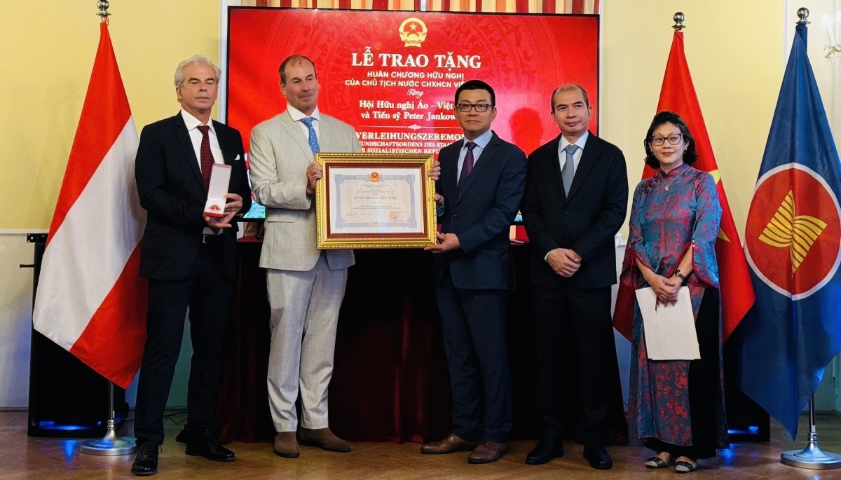 Đại sứ Vũ Lê Thái Hoàng đã trao tặng Huân chương Hữu nghị cho Hội Áo – Việt. Ảnh: Hải Đăng/VOV-Praha