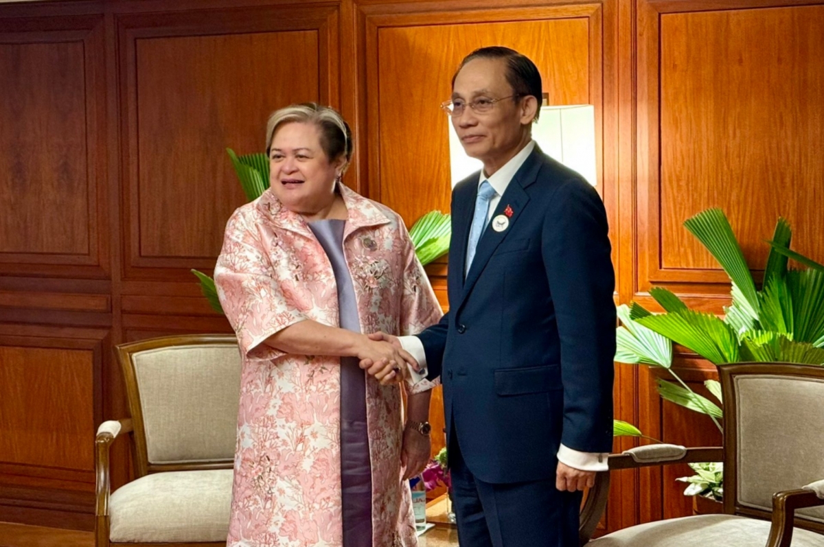 Menlu Vietnam, Le Hoai Trung (kanan) dan Menlu Filipina (Foto: Pham Ha/VOV di Indonesia)