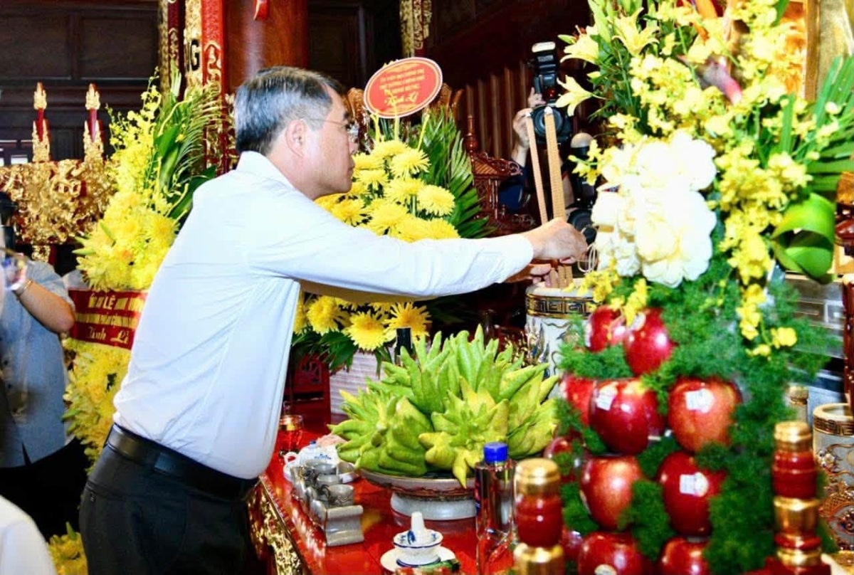 Premierminister Le Minh Hung zündet im Ho-Chi-Minh-Gedenkhaus Räucherstäbchen an. (Foto: Lai Hoa/VOV)