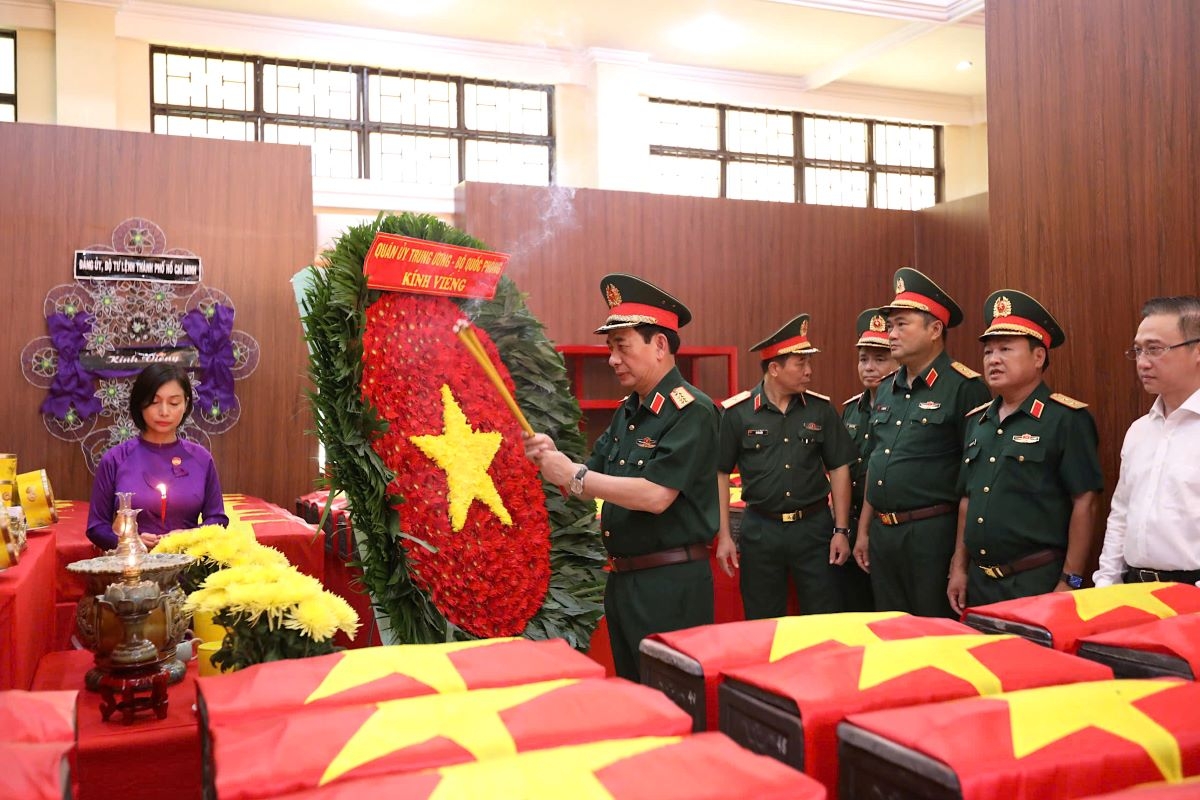 พลเอก ฟานวันยาง จุดธูปเพื่อรำลึกถึงทหารพลีชีพเพื่อชาติที่ได้รับการค้นพบอัฐิที่สวนสาธารณะเลถิเรียง (Photo:VOV-TP. Hồ Chí Minh)