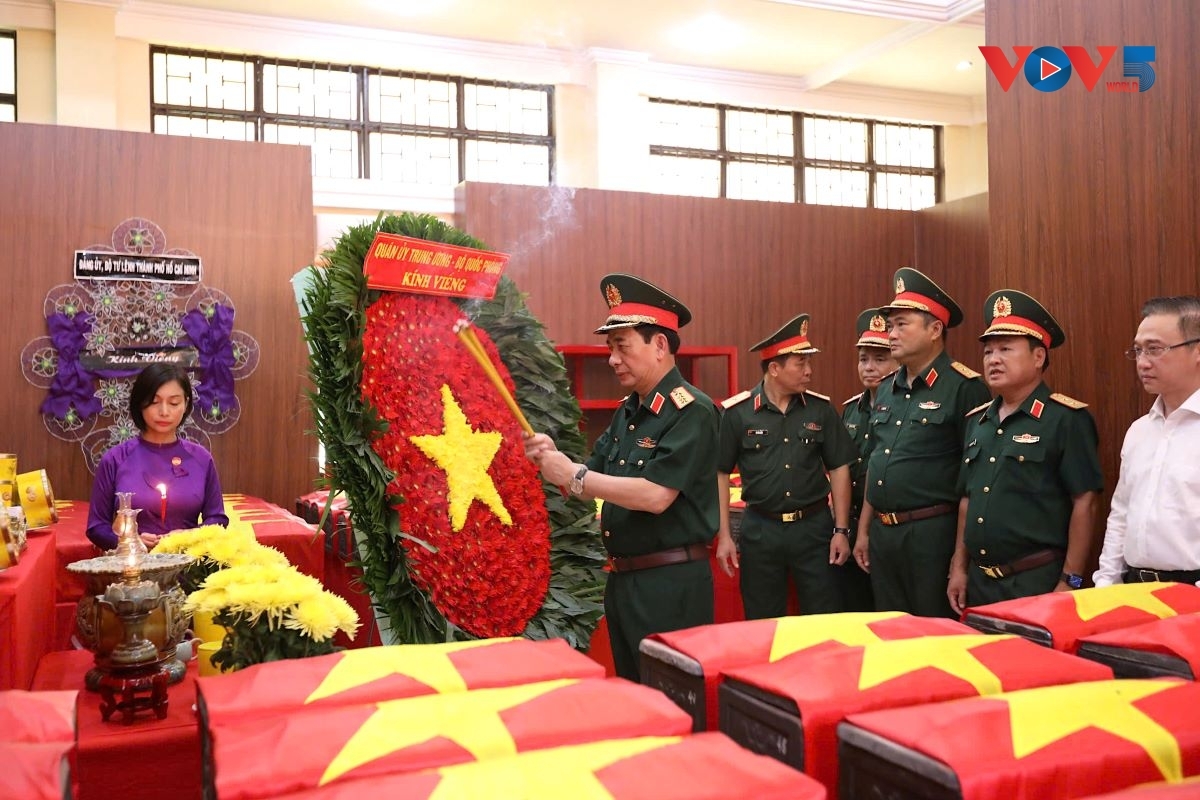 El viceprimer ministro y ministro de Defensa, Phan Van Giang, deposita flores e incienso en honor a los heroicos soldados cuyos restos son recuperados recientemente de una fosa común en el parque Le Thi Rieng, en Ciudad Ho Chi Minh. Foto: VOV 