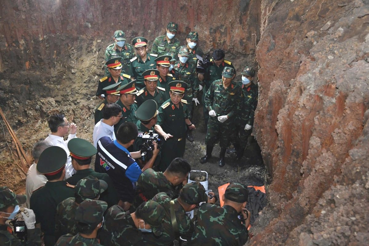 Jenderal Phan Van Giang menyurvei lokasi penggalian makam kolektif di Taman Le Thi Rieng, Kota Ho Chi Minh (Foto: Ty Huynh/VOV Kota Ho Chi Minh)Ả