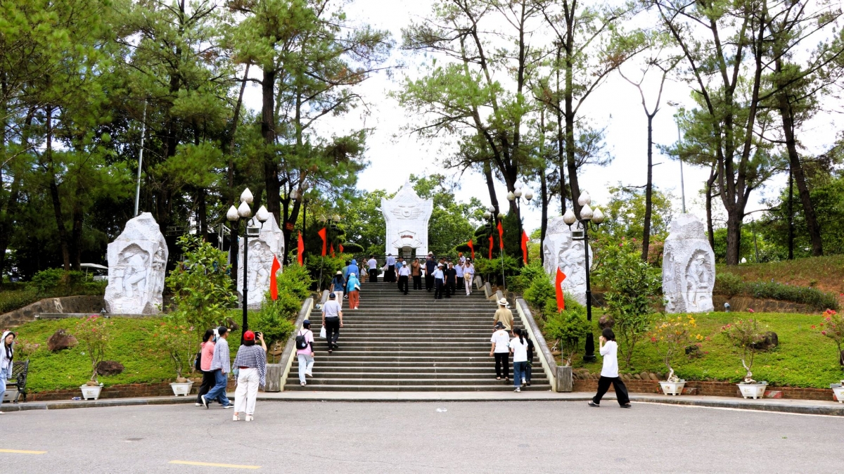 People from across Vietnam visit Truong Son National Martyrs Cemetery in July to pay tribute to the nation’s fallen heroes. (Photo: Vinh Thong/VOV-Central Region)