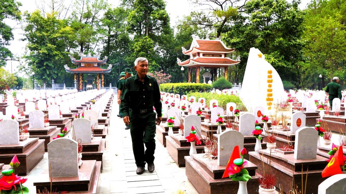 Pada bulan Juli, beberapa veteran perang juga datang kembali ke Makam Martir Quang Tri (Foto: Vinh Thong/VOV di Vietnam Tengah)