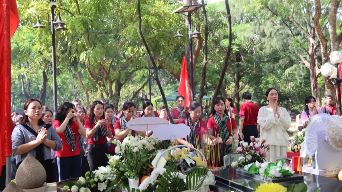Khách thập phương dâng hương tại phần mộ nữ Anh hùng Võ Thị Sáu, nghĩa trang Hàng Dương, Côn Đảo. Ảnh: Lưu Sơn/VOV-TPHCM