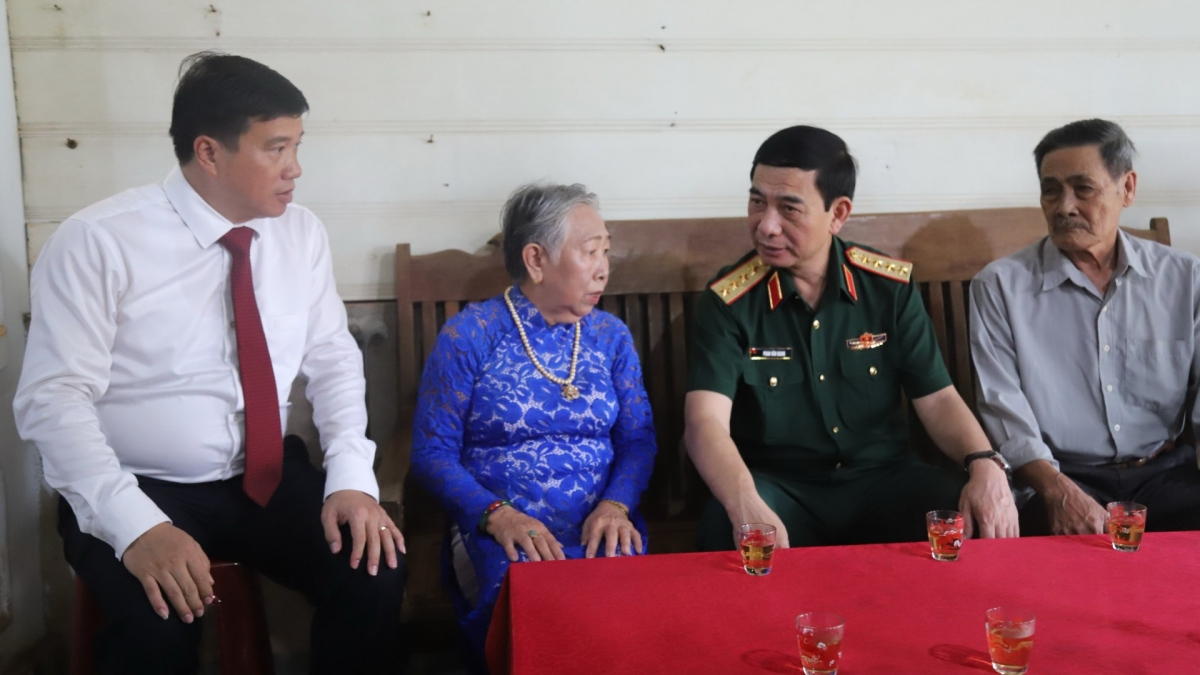 รองนายกรัฐมนตรี รัฐมนตรีกลาโหม ฟานวันยาง เยือนครอบครัวคุณแม่วีรชนเจิ่นถิเหื่อง    (Photo: VOV-Tây Nguyên)