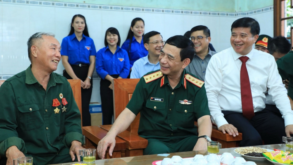 Đại tướng Phan Văn Giang dâng hương tưởng niệm các Anh hùng liệt sĩ tại Nghĩa trang Liệt sĩ Đắk Nông, tỉnh Lâm Đồng. Ảnh: Quang Sáng/VOV-Tây Nguyên