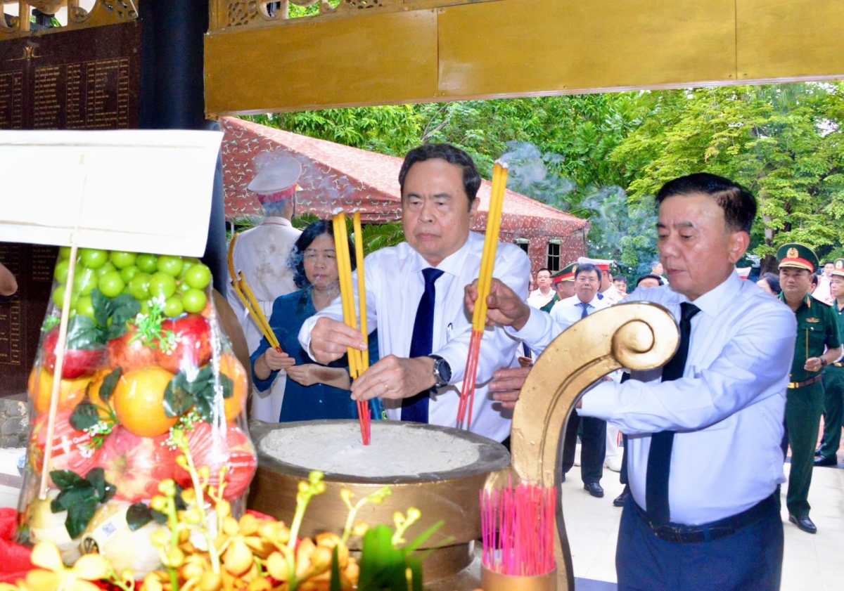 Ketua MN Tran Thanh Man dan Anggota Harian Badan Sekretariat KS PKV Tran Cam Tu mempersembahkan dupa di Wisma peringatan Martir Kecamatan 10 (Foto: Le Tuyet/VOV)