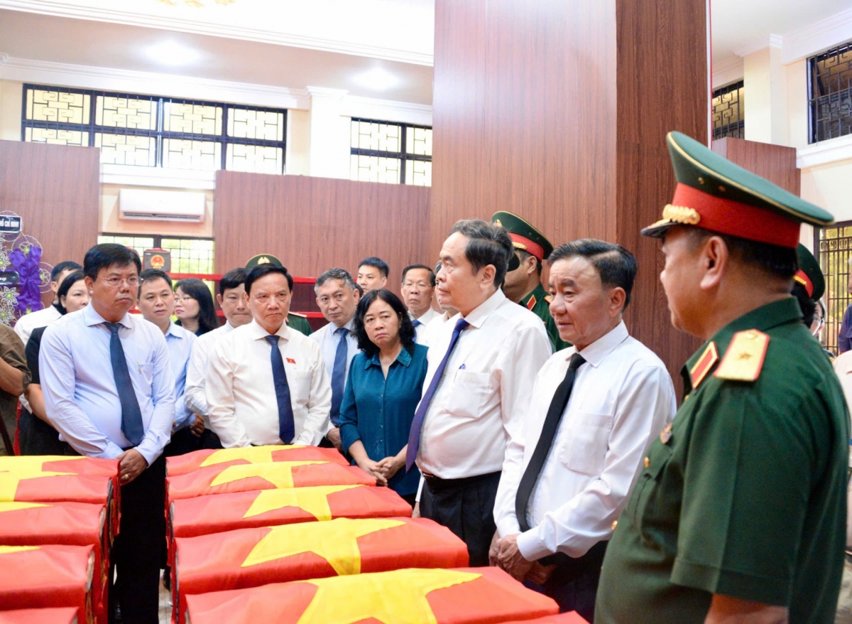 Ketua Tran Thanh Man dan para delegasi mengenang para martir di Rumah penyimpanan kerangka martir (Foto: Le Tuyet/VOV)