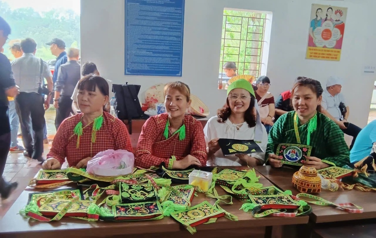 Những phụ nữ dân tộc Nùng Phàn Slình, khối Hợp Tân, tỉnh Lạng Sơn và những sản phẩm thêu tay của mình. Ảnh: Thế Hùng/VOV5