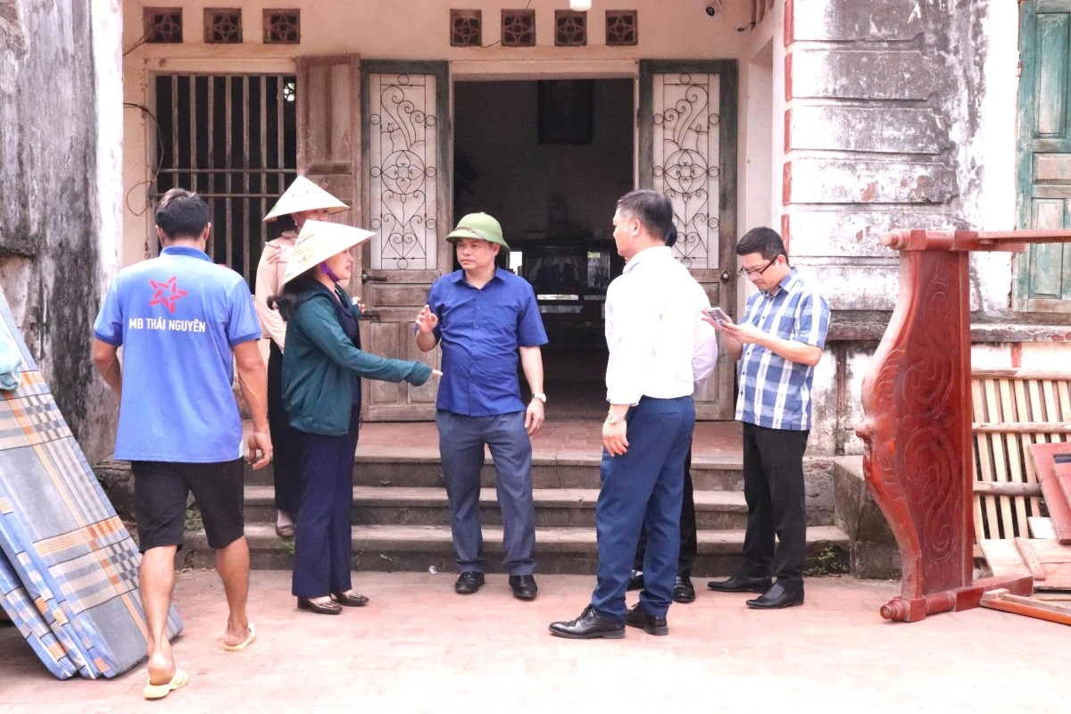 Vertreter der Verwaltung der Gemeinde Phu Binh bewegen die Einheimischen zur Flächenübergabe für die Projektumsetzung. (Foto: Hoang Tu/VOV-Ostwesten)