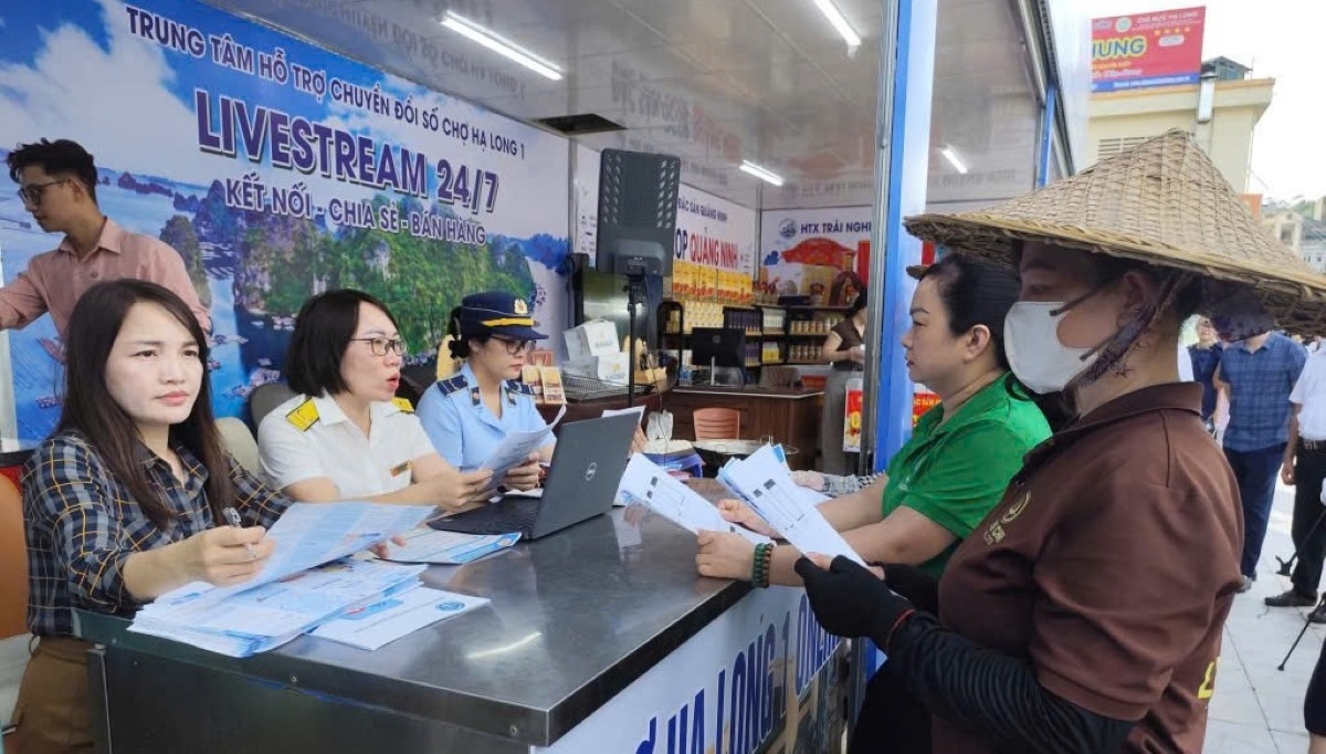 Pusat Bantuan Transformasi Digital diletakan di Pasar Ha Long I dengan partisipasi beberapa dinas dan instansi (Foto: Vu Mien/VOV Dong Bac)