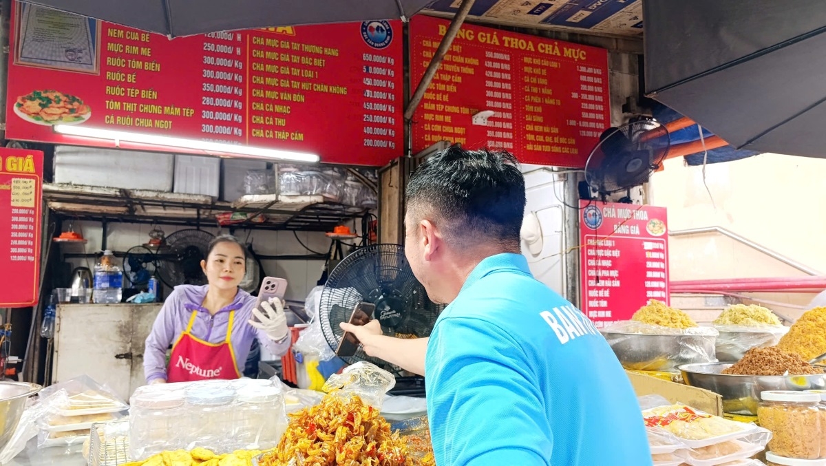Para pedagang di Pasar Ha Long I menggunakan kode QR (Foto: Vu Mien/VOV Dong Bac)