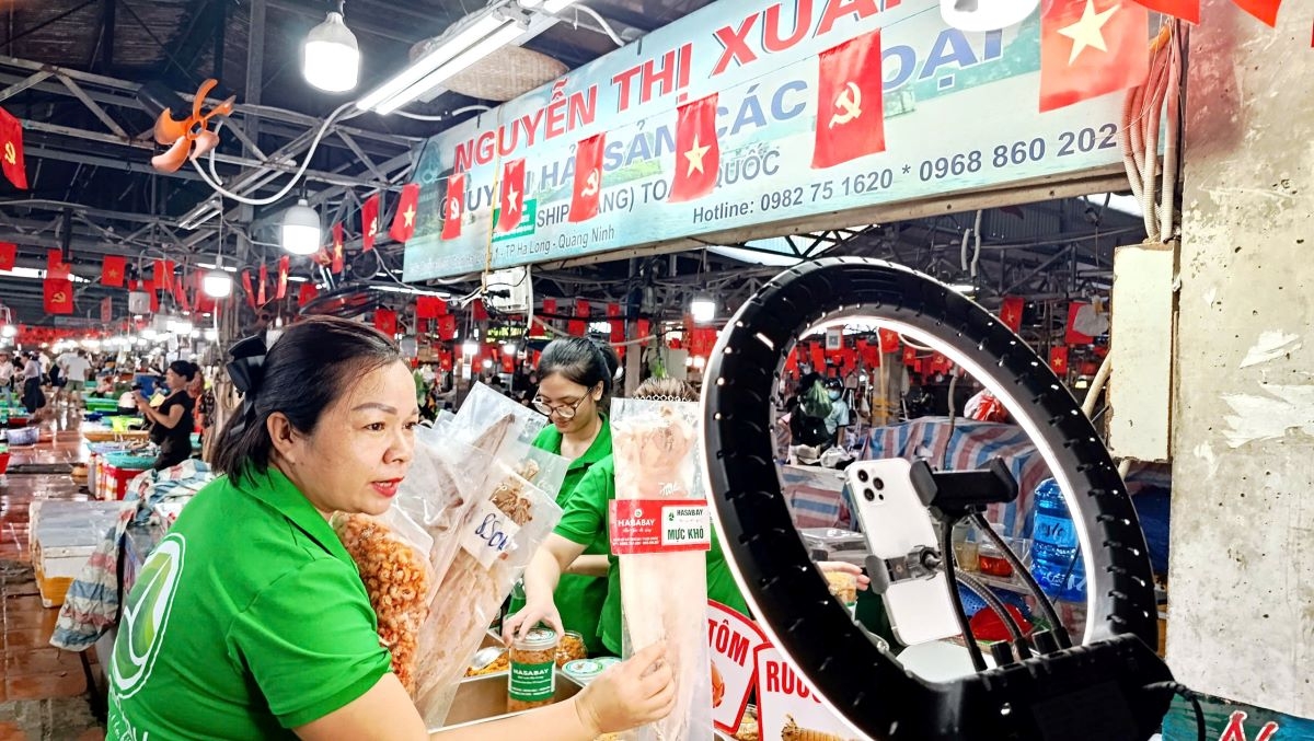 Nguyen Thi Xuan melakukan livestream untuk menjual barang (Foto: Vu Mien/VOV Dong Bac)