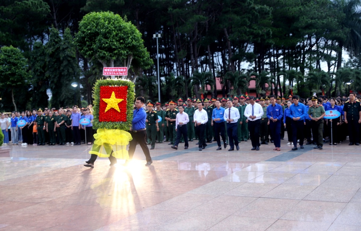 Delegates offer flowers and incense at the Dak Lak Provincial Martyrs' Cemetery. (Photo: H Xíu/VOV-Central Highlands)