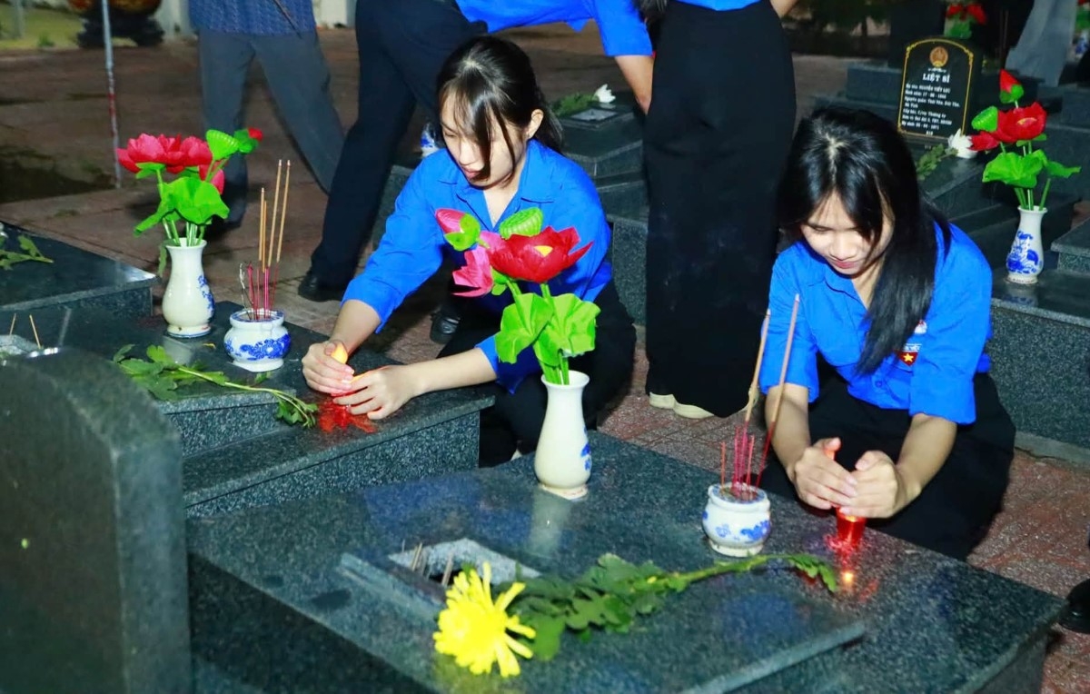 Youth Union members offer incenses and flowers on every grave. (Photo: H Xíu/VOV-Central Highlands)