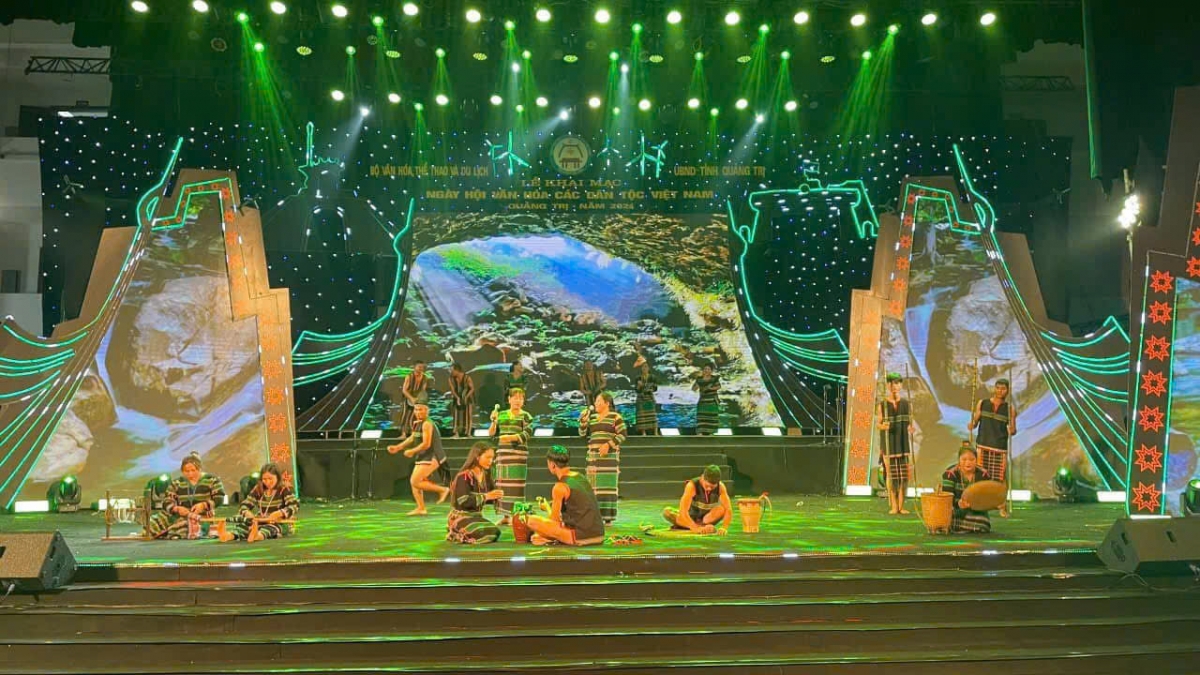 Kelompok seni budaya rakyat Kecamatan Nam Nung tampil di panggung besar. Foto: VOV